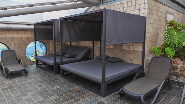 Daybed im Freizeitbad-Innenbereich