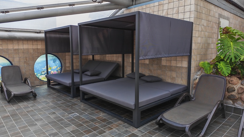 Daybed im Freizeitbad-Innenbereich