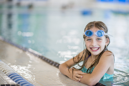 Kind Schwimmbad