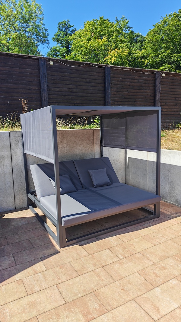 Daybed im Freizeitbad-Außenbereich
